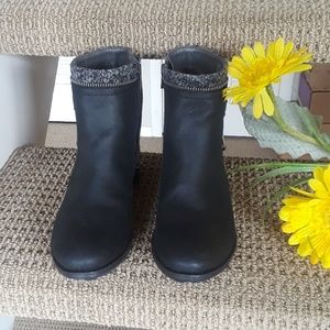 White Mountain black ankle boots size 8